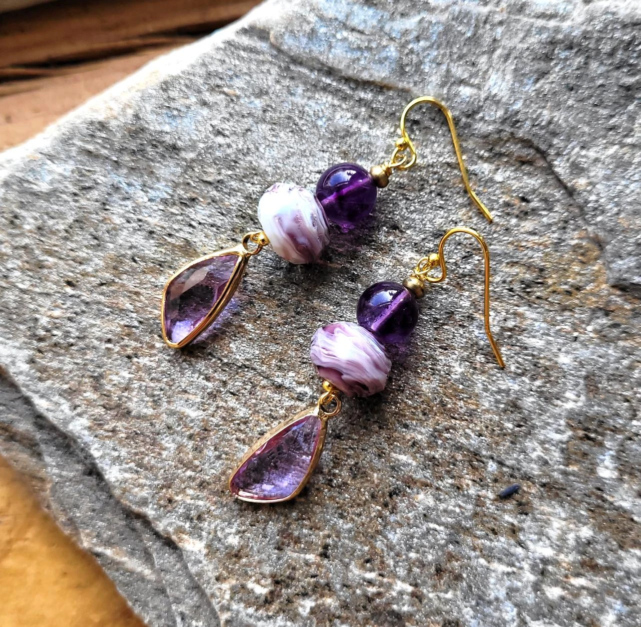 Boho chique oorbellen met amethistkralen, gefacetteerde glaskralen .. – photo 8